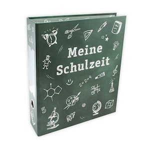 Può includere: Un raccoglitore verde con illustrazioni bianche in stile lavagna di oggetti scolastici, tra cui un orologio, forbici e un microscopio. Le parole "Meine Schulzeit" sono scritte in bianco. Il raccoglitore ha una tasca trasparente sul dorso.