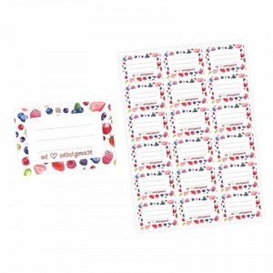 Può includere: Fogli di etichette bianche con un bordo di bacche ad acquerello. Le etichette sono rettangolari con spazio per scrivere. Il testo "mit ♡ selbstgemacht" è stampato sulle etichette. Le bacche includono fragole, lamponi, mirtilli e more. Misure metriche.