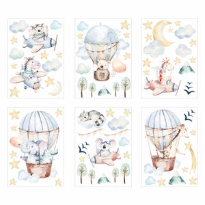 Może przedstawiać: Sześć akwarelowych ilustracji zwierząt w balonach na gorące powietrze i samolotach. Zwierzęta to niedźwiedź, zebra, szop pracz, koala, słoń i żyrafa. Ilustracje są na białym tle.