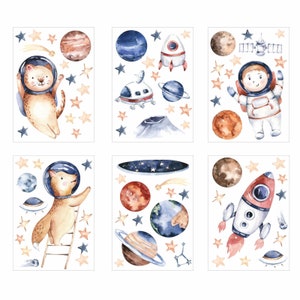 Könnte beinhalten: Ein Set mit sechs Aquarell-Illustrationen mit Weltraum-Motiven. Die Illustrationen zeigen einen Katzen-Astronauten, einen Hunde-Astronauten, eine Rakete, ein Raumschiff, einen Planeten und einen Stern. Die Illustrationen sind perfekt, um jedem Weltraum-Projekt eine Prise Fantasie zu verleihen.