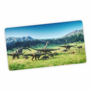 Könnte beinhalten: Eine Gruppe von Dinosauriern auf einer grasbewachsenen Wiese mit einem Gebirge im Hintergrund. Die Dinosaurier sind alle unterschiedlich groß und geformt und laufen alle in die gleiche Richtung. Der Himmel ist blau und es gibt Wolken am Himmel.