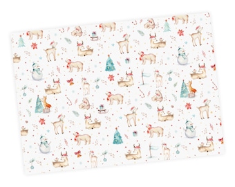 Può includere: Tessuto rettangolare bianco con un motivo natalizio ripetuto. Il motivo include renne, orsi polari, pupazzi di neve e alberi di Natale. Le renne e gli orsi polari indossano cappelli e sciarpe. I colori sono rosso, verde e blu.