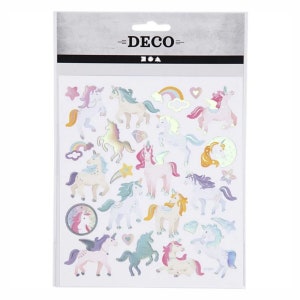 Könnte beinhalten: Eine Packung Aufkleber mit Einhorn-Designs in Pastellfarben. Die Aufkleber zeigen Einhörner mit fließenden Mähnen, Regenbögen, Sternen und Diamanten. Auf der Packung steht oben das Wort "DECO".