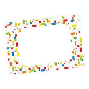Può includere: Uno sfondo bianco con un bordo di blocchi di costruzione in plastica colorati. I blocchi sono rossi, gialli, blu e verdi.