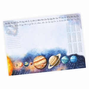 Può includere: Uno sfondo acquerello blu e bianco con un'illustrazione del sistema solare. I pianeti sono dipinti in colori realistici e includono il sole, Mercurio, Venere, la Terra, Marte, Giove, Saturno, Urano e Nettuno. L'immagine include anche l'alfabeto e le tabelle di moltiplicazione.
