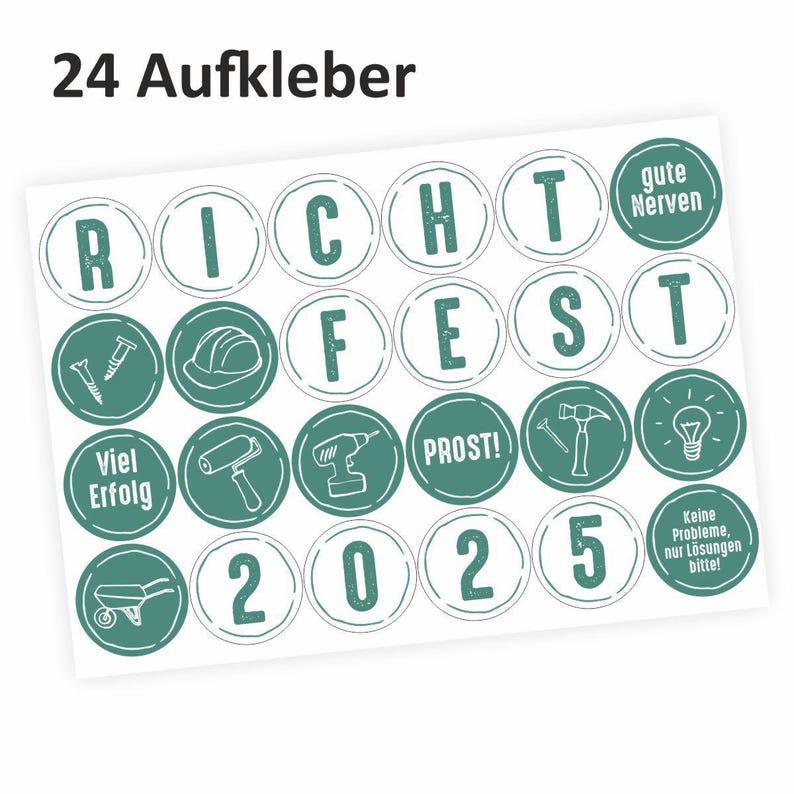 Pode incluir: Vinte e quatro adesivos redondos verde-azulados com texto branco e ilustra&ccedil;&otilde;es. Os adesivos dizem "RICHTFEST 2025" e incluem imagens de ferramentas, um capacete, uma l&acirc;mpada e uma carriola. O texto tamb&eacute;m diz "Viel Erfolg", "PROST!" e "gute Nerven".