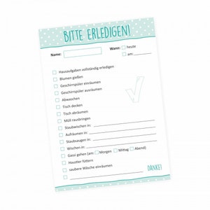 Könnte beinhalten: Eine hellblaue Checkliste mit weißen Punkten und dem Text "BITTE ERLEDIGEN!" oben. Die Checkliste enthält Aufgaben wie "Hausaufgaben vollständig erledigen", "Blumen gießen", "Geschirrspüler einräumen", "Geschirrspüler ausräumen", "Abwaschen", "Tisch decken", "Tisch abräumen", "Müll rausbringen", "Staubwischen in:", "Aufräumen in:", "Staubsaugen in:", "Wischen in:", "Gassi gehen (am: Morgen Mittag Abend)", "Haustier füttern" und "saubere Wäsche einräumen". Neben der Aufgabe "Geschirrspüler ausräumen" befindet sich ein Häkchen.