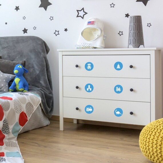 Adesivi Mobili Per Cameretta 24pz – Simboli Giocattoli Per Bambini – Imparare E Riordinare Giocando – Facili Da Applicare – Bianco E Blu - 4