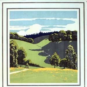 Peut inclure: Une affiche de voyage vintage faisant la publicité des North Downs en Angleterre. L'affiche présente un paysage pittoresque avec des collines vallonnées, des arbres verts et un ciel bleu avec des nuages blancs. Le texte sur l'affiche indique "Downe for the North Downs" et comprend une liste de destinations et d'itinéraires ferroviaires. L'affiche est de style rétro avec une palette de couleurs délavées.