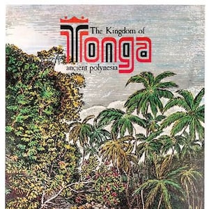 Op de afbeelding: Een vintage illustratie van een tropisch eiland met palmbomen, weelderige vegetatie en een rieten hut. De tekst "The Kingdom of Tonga ancient Polynesia" staat bovenaan de afbeelding.