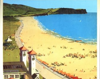 Może przedstawiać: Winietkowy plakat turystyczny reklamujący podróż do Ayr w Szkocji. Plakat przedstawia kolorową ilustrację plaży z ludźmi cieszącymi się słońcem i piaskiem. Tekst na plakacie brzmi "AYR" i "Ilustrowany przewodnik bezpłatny od sekretarza miasta. AYR".