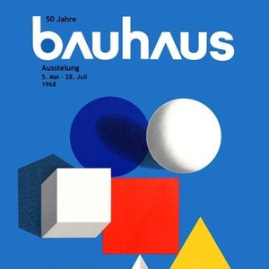 Op de afbeelding: Een blauwe poster met de tekst "50 Jahre bauhaus" en "Ausstelung 5. Mai - 28. Juli 1968". De poster bevat ook geometrische vormen in rood, geel, blauw, wit en grijs.