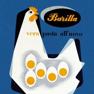 May include: A white chicken with a black wing and a yellow beak is depicted on a blue background. The chicken is holding five yellow eggs. The text "Barilla vera pasta all'uovo con cinque uova per chilogrammo" is written in black and yellow letters.