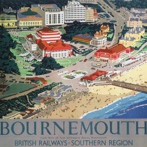 Può includere: Un poster vintage di viaggio che pubblicizza Bournemouth, in Inghilterra. Il poster presenta un'illustrazione colorata della costa della città, della spiaggia e del molo. Il testo sul poster recita "Bournemouth" e "British Railways - Southern Region".