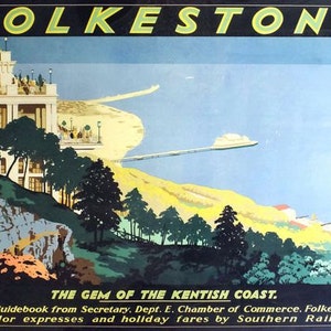 Könnte beinhalten: Ein Vintage-Reiseposter, das Folkestone, England, als "Das Juwel der Küste von Kent" bewirbt. Das Poster zeigt eine farbenfrohe Illustration einer Küstenstadt mit einem Pier, einem Strand und einem Gebäude auf einem Hügel. Der Text "Folkestone" steht in großen, fetten Buchstaben oben auf dem Poster.