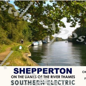 Puede incluir: Un cartel de viaje vintage que anuncia viajes en tren a Shepperton, una ciudad a orillas del río Támesis. El cartel presenta una vista panorámica del río con barcos y vegetación exuberante. El texto del cartel dice "The River Thames", "It's quicker by rail", "Shepperton", "On the banks of the River Thames", "Southern Electric", "Cheap fares and frequent trains".
