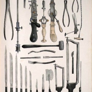 Op de afbeelding: Een verzameling vintage chirurgische instrumenten, waaronder pincetten, scalpels, zagen en een hamer. De instrumenten zijn in een rij op een witte achtergrond gerangschikt.