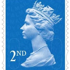 Könnte beinhalten: Eine blaue Briefmarke mit einem Profilporträt von Königin Elisabeth II. mit einer Krone und einer Perlenkette. Die Marke trägt den Aufdruck "2ND" in weiß.