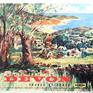 Può includere: Un poster vintage di viaggio che pubblicizza viaggi in treno per il Devon, in Inghilterra. Il poster presenta un dipinto ad acquerello di un villaggio costiero con un mare blu e colline verdi. Il testo sul poster recita "Devon Travel by Train".