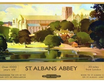 Może przedstawiać: Winietkowy plakat turystyczny reklamujący opactwo St. Albans w Anglii. Plakat przedstawia kolorową ilustrację opactwa, otoczonego drzewami i jeziorem. Tekst na plakacie brzmi: "St. Albans Abbey", "Over 1000 years old", "Overlooking the site of the Roman City of Verulamium", "20 miles from London", "Book to St. Albans City or St. Albans Abbey", oraz "British Railways".