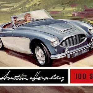 Peut inclure: Une voiture de sport décapotable Austin Healey 100 Six bleue et blanche roulant sur une route sinueuse. La voiture a une calandre noire et un pare-chocs chromé. La voiture est conduite par un homme et une femme.