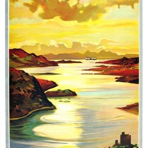 Könnte beinhalten: Ein Vintage-Reiseposter für Schottland, das eine malerische Aussicht auf einen See mit Bergen im Hintergrund zeigt. Der Himmel ist leuchtend gelb mit einer großen weißen Wolke. Der Text des Posters lautet "Schottland, seine Highlands und Inseln, Die Königliche Route".