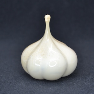 Glass Garlic Figurine - Blown Glass Garlic Sculpture - Handmade Garlic Decoration Ornament - White Garlic Decor for Kitchen - Gift for Mom