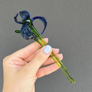 Flor de vidrio azul para decoración del hogar - Regalo decorativo de flor de iris para mamá - Flor de iris de vidrio azul hecha a mano - Escultura coleccionable de iris de vidrio