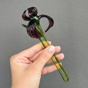 Paars glazen irisbloembeeldje – handgeblazen sculptuur kunstglas