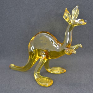 Glass kangaroo figurine - Kangaroo sculpture - Collectible kangaroo figurine - Glass tabletop kangaroo - Kangaroo desk decoration