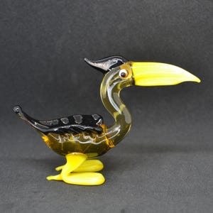 Figura de pelícano de vidrio soplado hecha a mano: escultura de pájaro coleccionable