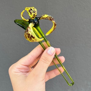 Beeldje geel glazen iris: bloemornament voor verzamelaars