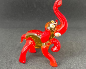 Red glass elephant sculpture - Glass elephant statue - Elephant shelf decor - Decorative glass elephant figurine - Elephant gift ideas