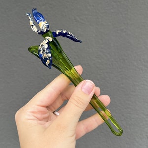 Flor de iris de vidrio azul hecha a mano: decoración del hogar de tallo largo