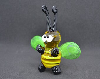 Figura de abeja de cristal verde: miniatura decorativa para estantería (8,1 cm)