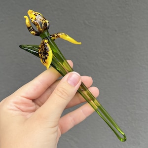 Geel glazen irisbloembeeldje: woondecoratie om te verzamelen