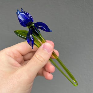 Blauwe glazen irisbloem – handgeblazen kunstglasbeeldje voor huisdecoratie