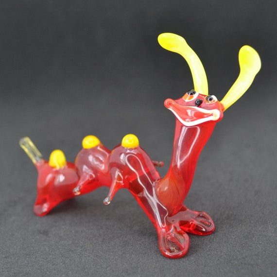 手作りの赤いガラスの毛虫の置物：吹きガラスの昆虫装飾 - Etsy 日本