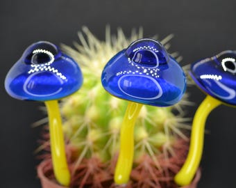 Figura de hongo de vidrio soplado a mano: maceta con flores azules