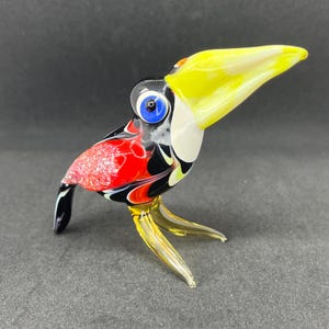Glass Toucan Figurine – Colorful Blown Glass Toucan Sculpture – Tropical Bird Statue – Toucan Home Decor – Unique Gift for Mom & Bird Lovers