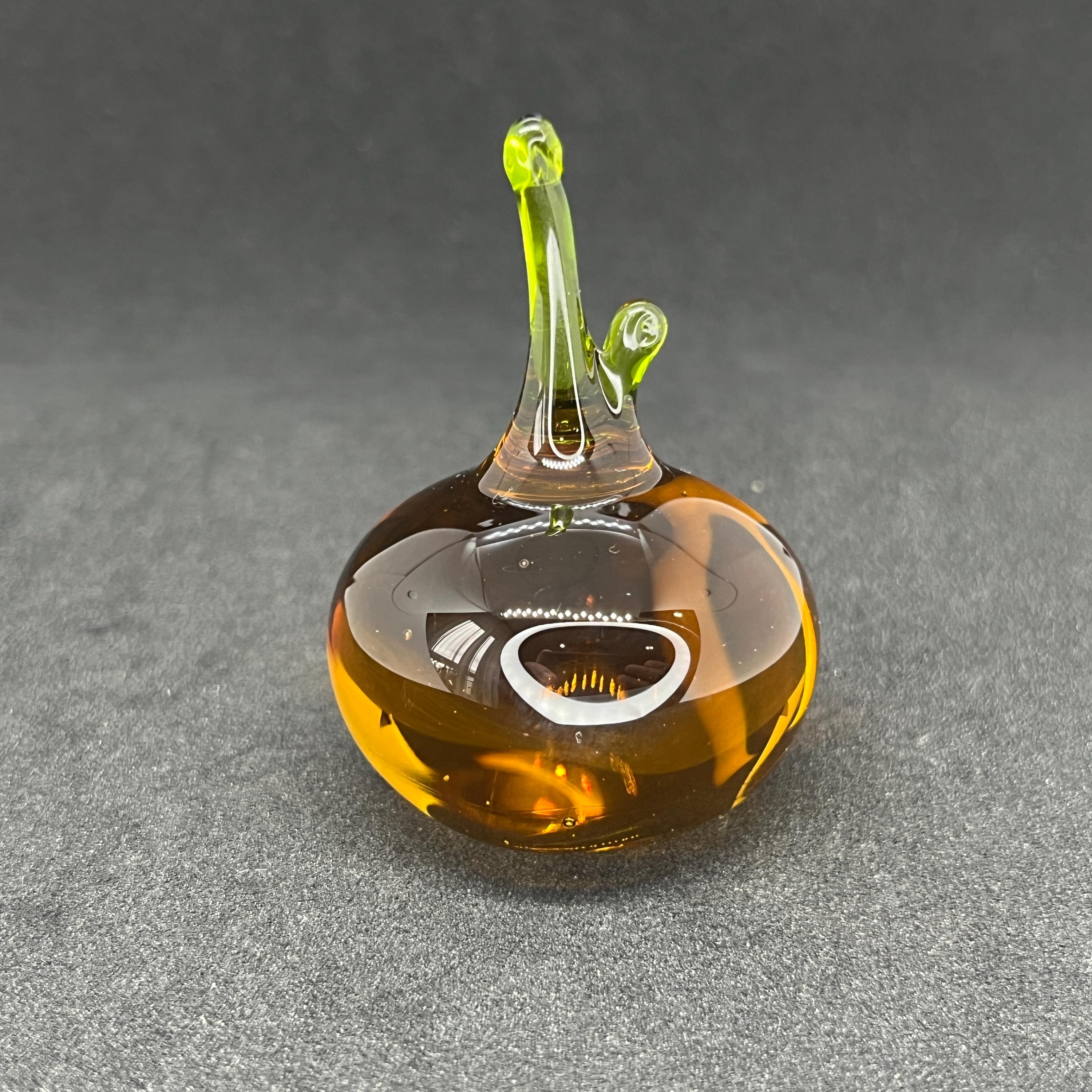 Handcrafted Glass Onion Figurine - Unique Glass Onion Sculpture - Collectible Glass Vegetable Ornament - Home Décor & Kitchen Accent