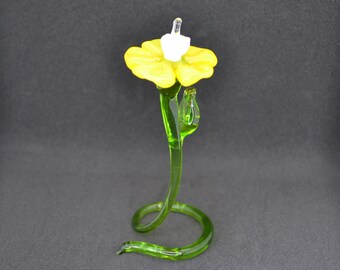 Blown Glass Daisy Flower Figurine: Handmade Floral Decor (5 inches)