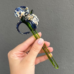 Flor de iris de cristal azul: escultura coleccionable artesanal