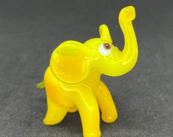 Yellow glass elephant figurine - Glass blown elephant sculpture - Elephant ornament - Glass elephant statue gift - Elephant table decoration