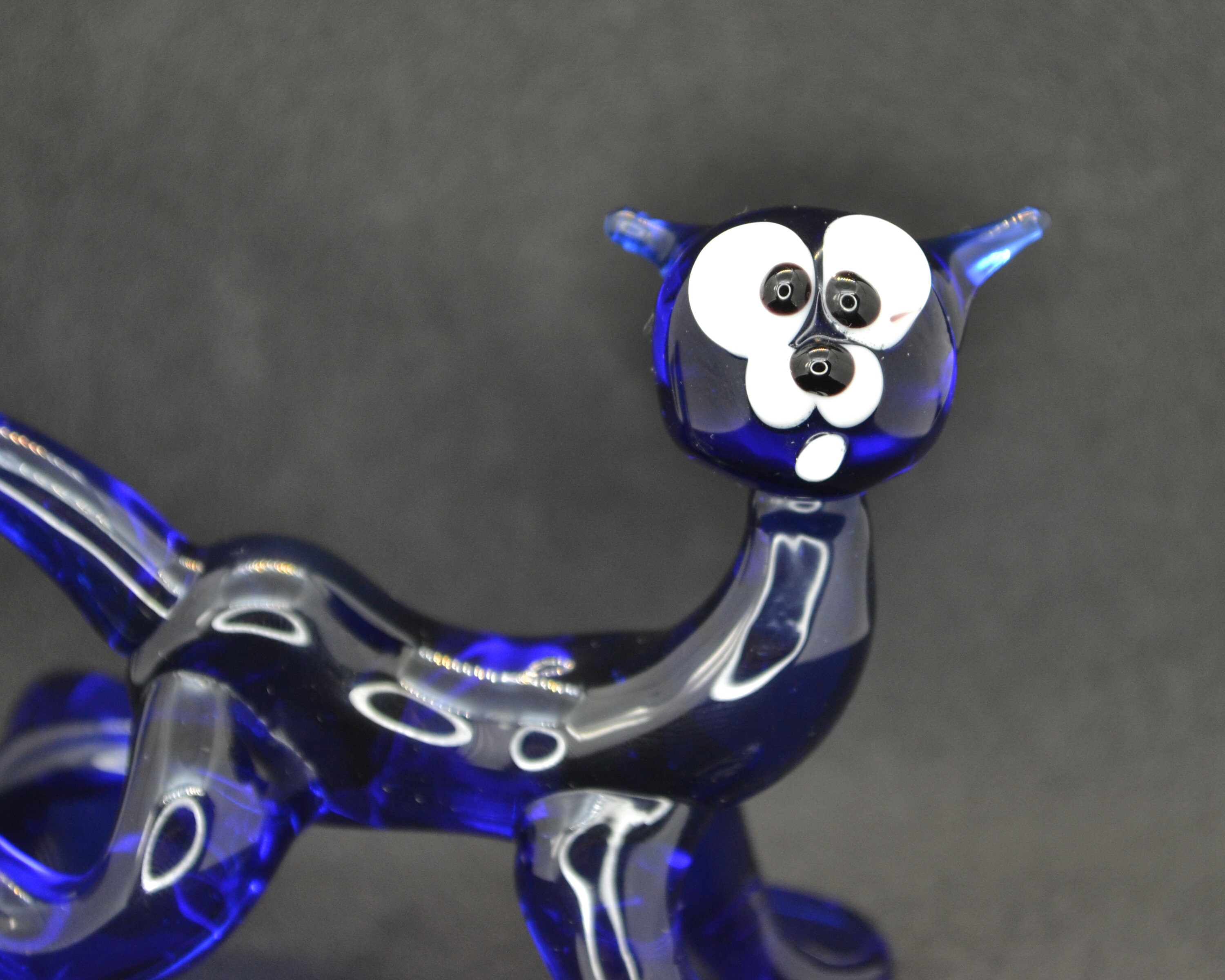 青いガラスの猫の置物：手作りの装飾彫刻 - Etsy 日本
