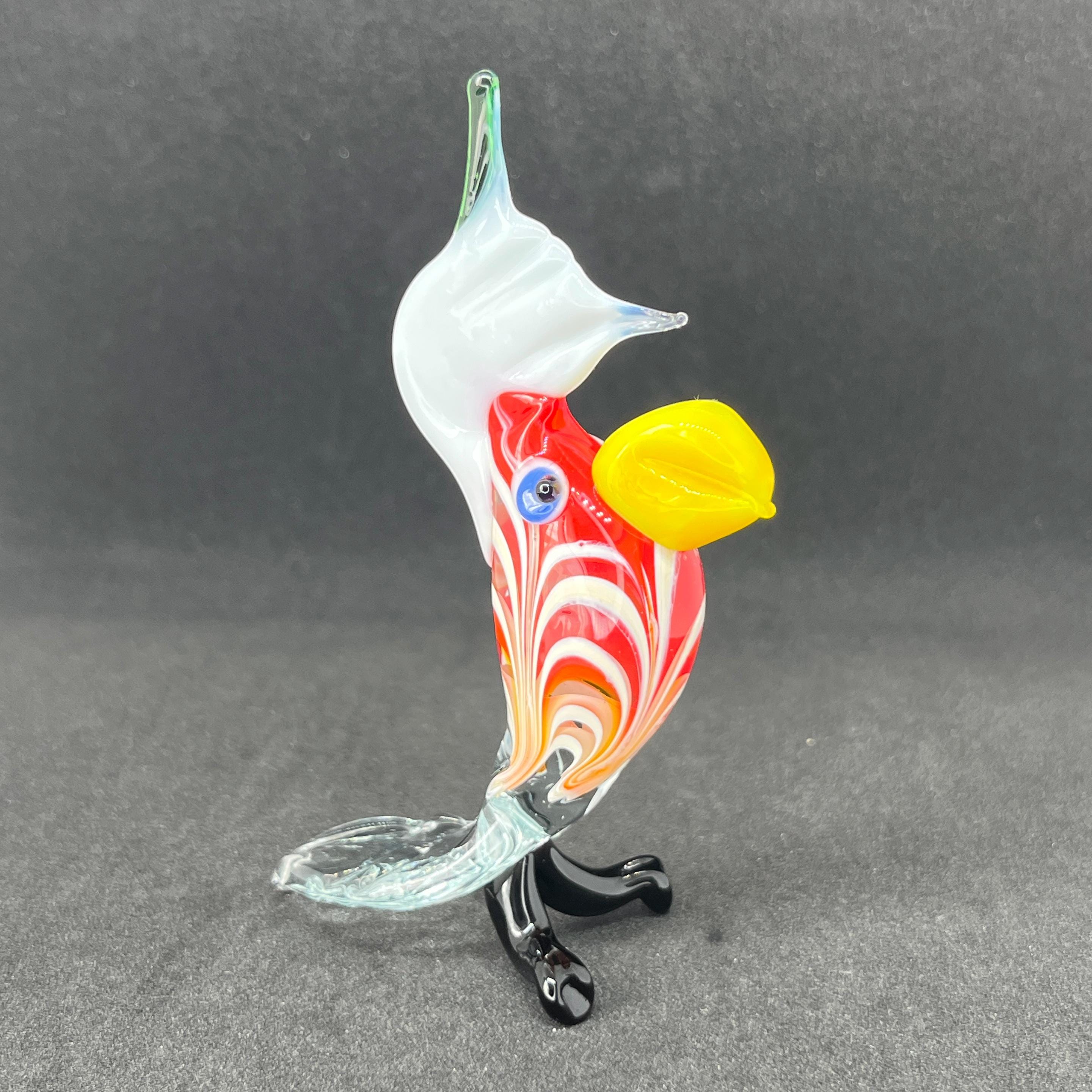 ガラスの置物　オウム　鳥 赤いガラスのオウムの置物 - 小さな吹きガラスのオウムの彫刻 - 熱帯の