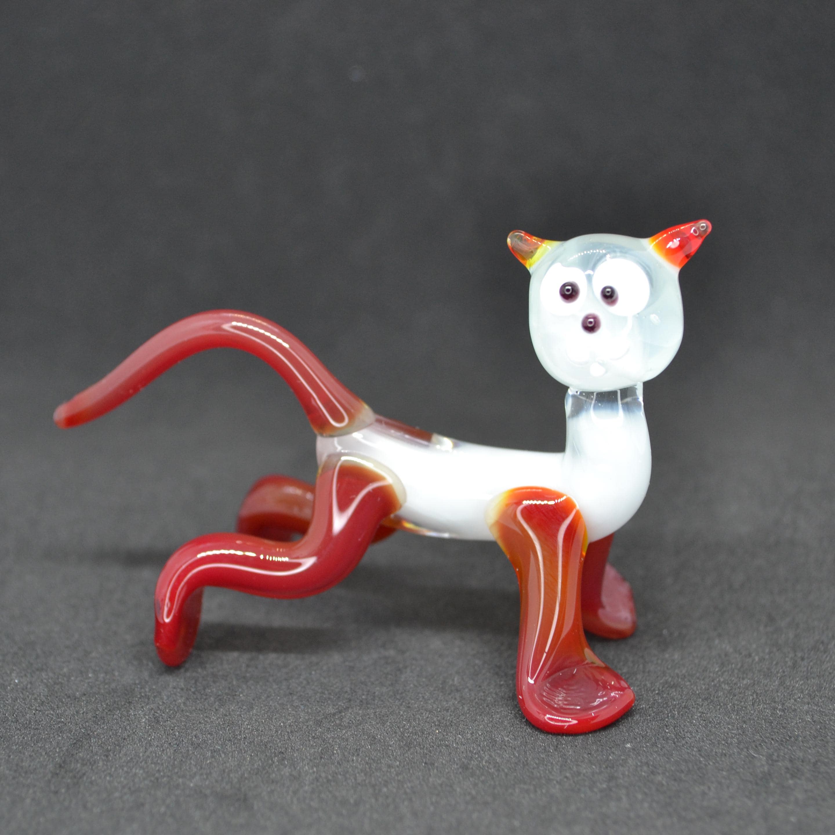 手作りのムラーノガラスの猫の置物：気まぐれな猫好きへのギフト