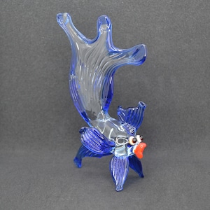 Figura de pez de vidrio soplado: Escultura coleccionable de vidrio azul