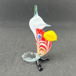 Red Glass Parrot Figurine – Small Blown Glass Parrot Sculpture – Tropical Bird Statue – Parrot Gift for Bird Lovers – Animal Decor Ornament