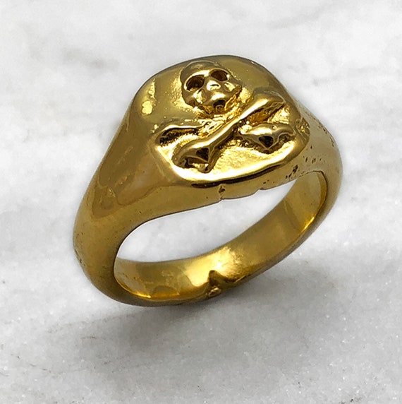 skull and crossbones signet ring